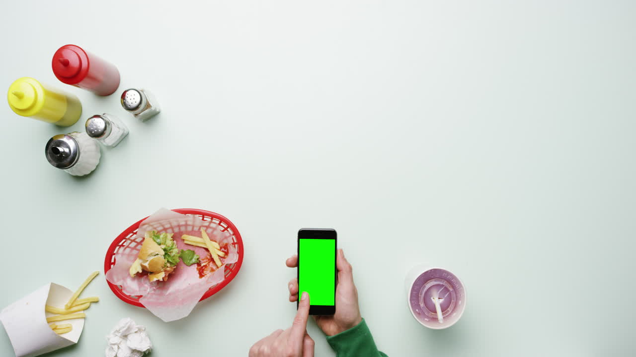 vista superior pantalla táctil gestos de la mano teléfono móvil en el restaurante de comida rápida americano manos desde arriba - dragón épico rojo