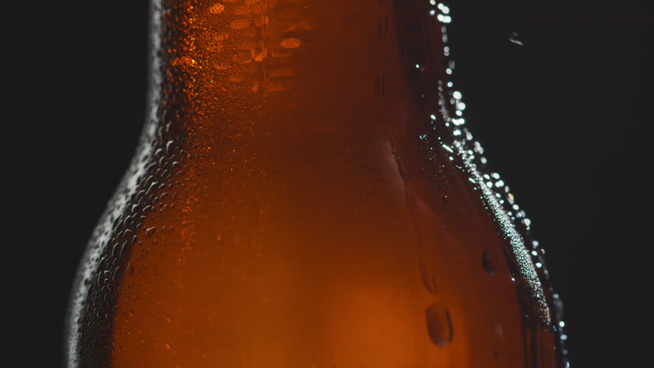 cerrar las gotas de condensación que corren por la botella de cerveza fría o bebida gaseosa