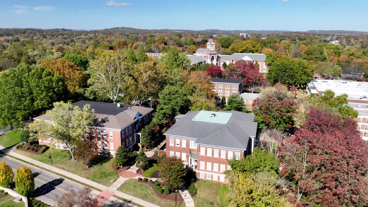 un avión rápido sobre la universidad de lee en cleveland, tennessee.