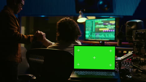 artista y diseñador de sonido trabajando en equipo para producir nuevas pistas de pantalla verde