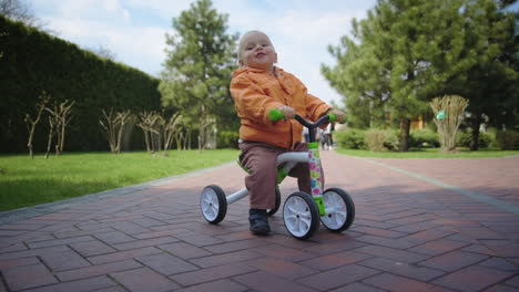 kleinkind fährt auf dem fahrrad im park