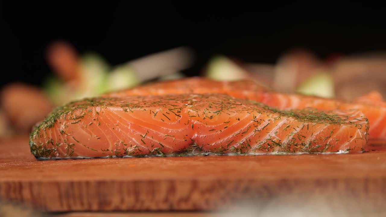 disparo en cámara lenta de una pieza de salmón tendida en una tabla de madera de cerca