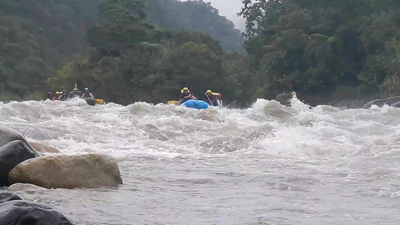 Turistit koskenlaskemassa Bañosissa, Ecuadorissa.