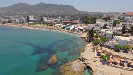 la ciudad turística hersonissos en creta. toma aerea