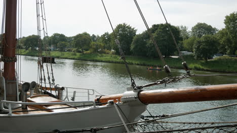 hermoso barco antiguo en la costa y kayak de remo en el fondo durante el día de verano, lübeck