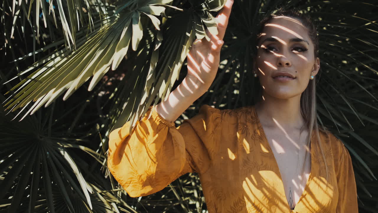 밖에서 서 있는 세련된 젊은 여성.