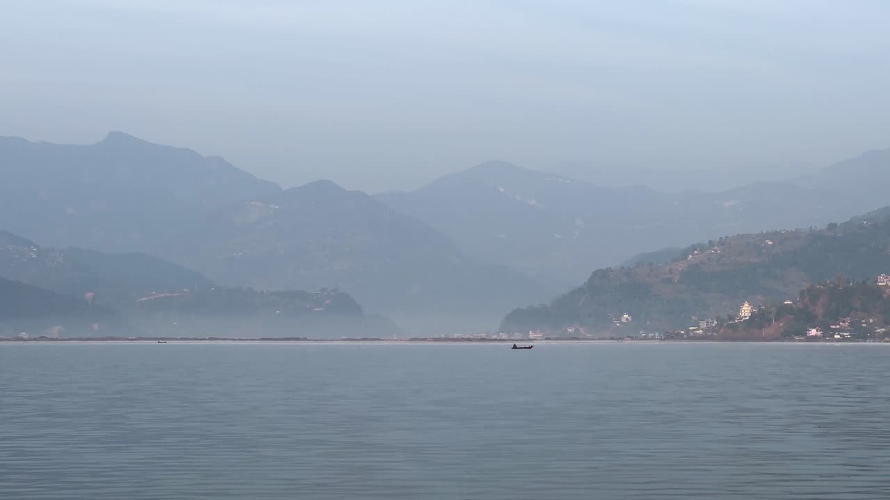 네팔 포카라 에 있는 페와 호수 위 의 어두운 일몰 풍경