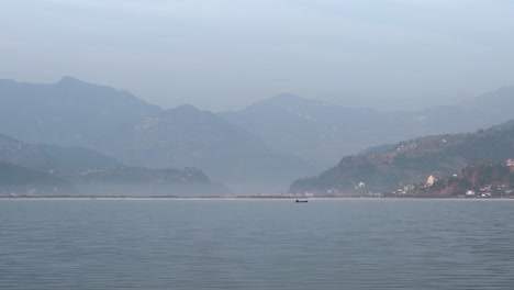 Sombría-Vista-Del-Atardecer-Sobre-El-Lago-Phewa-En-Pokhara,-Nepal