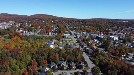 Experimente-La-Impresionante-Belleza-Del-Follaje-De-Otoño-De-Quebec-Desde-Una-Perspectiva-única-Mientras-Un-Dron-Se-Eleva-Sobre-Un-Encantador-Vecindario-Ubicado-Junto-A-Un-Sereno-Bosque