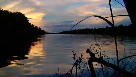 Atardecer-Sobre-La-Hermosa-Cuenca-Del-Río-Amazonas-Brasil-1