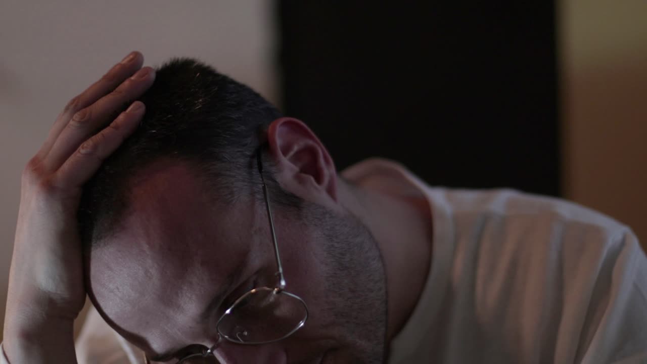 hombre rascándose la cabeza por frustración y estrés