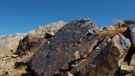 tallas antiguas neolíticas en piedra negra