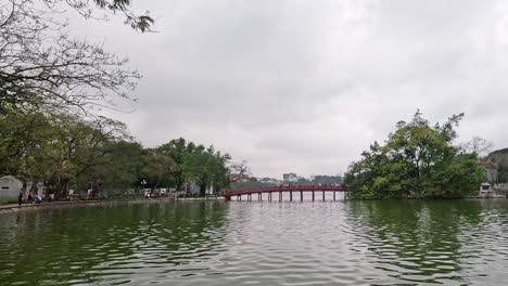 vista serena del puente huc y las aguas tranquilas