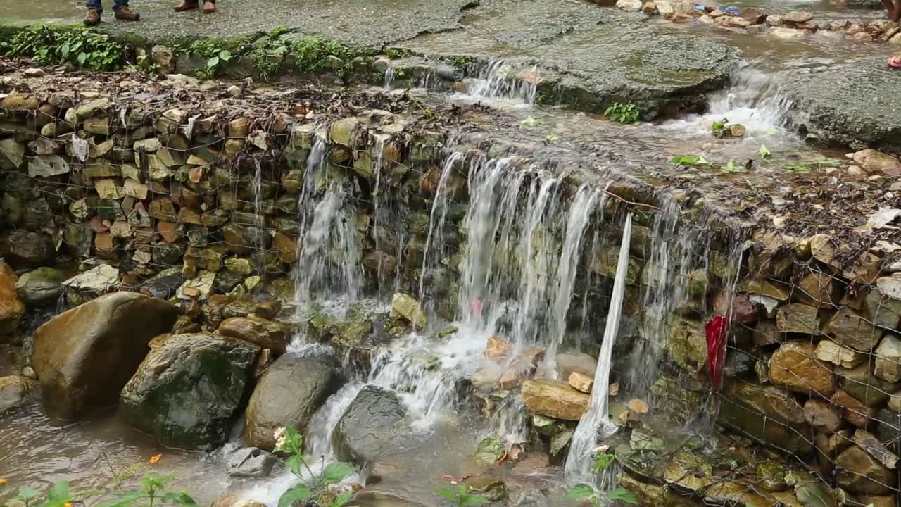 agua de lluvia que fluye a través de las rocas después de que cesa la lluvia