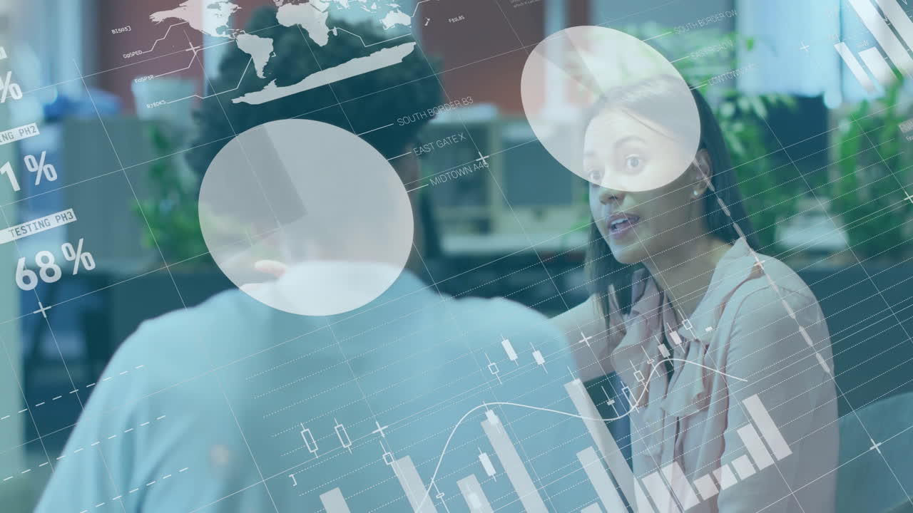 animación de la interfaz infográfica sobre diversos compañeros de trabajo que comparten ideas en la oficina