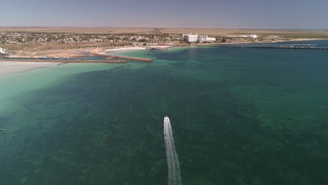 Siguiendo-Un-Barco,-Península-De-Yorke,-Sur-De-Australia,-Australia