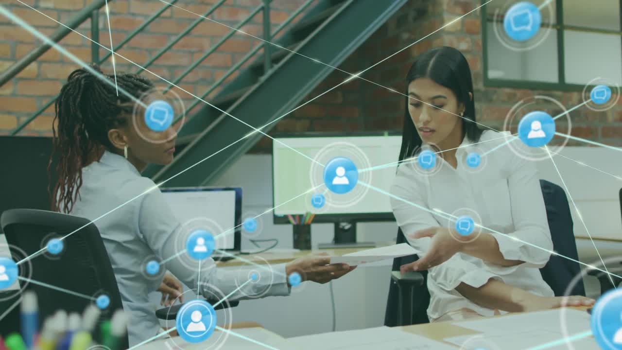 animación de iconos conectados sobre diversas trabajadoras que discuten informes en la oficina.