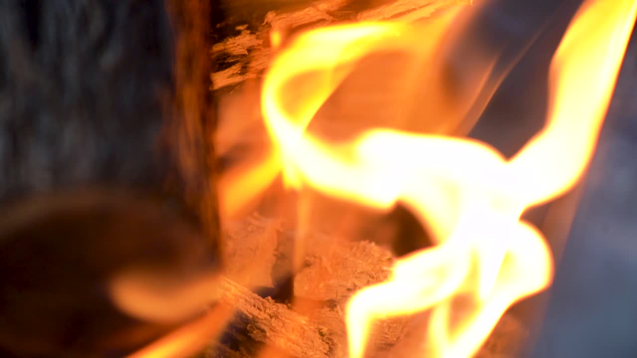 Lejrbål med flammer og brænde