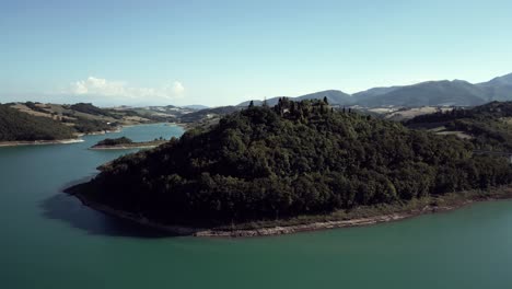 Un-Dron-Disparado-Desde-El-Lago-Cingoli