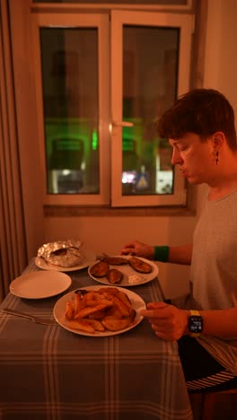 cenando en casa