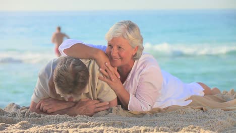 Mature-couplelying-on-the-sand