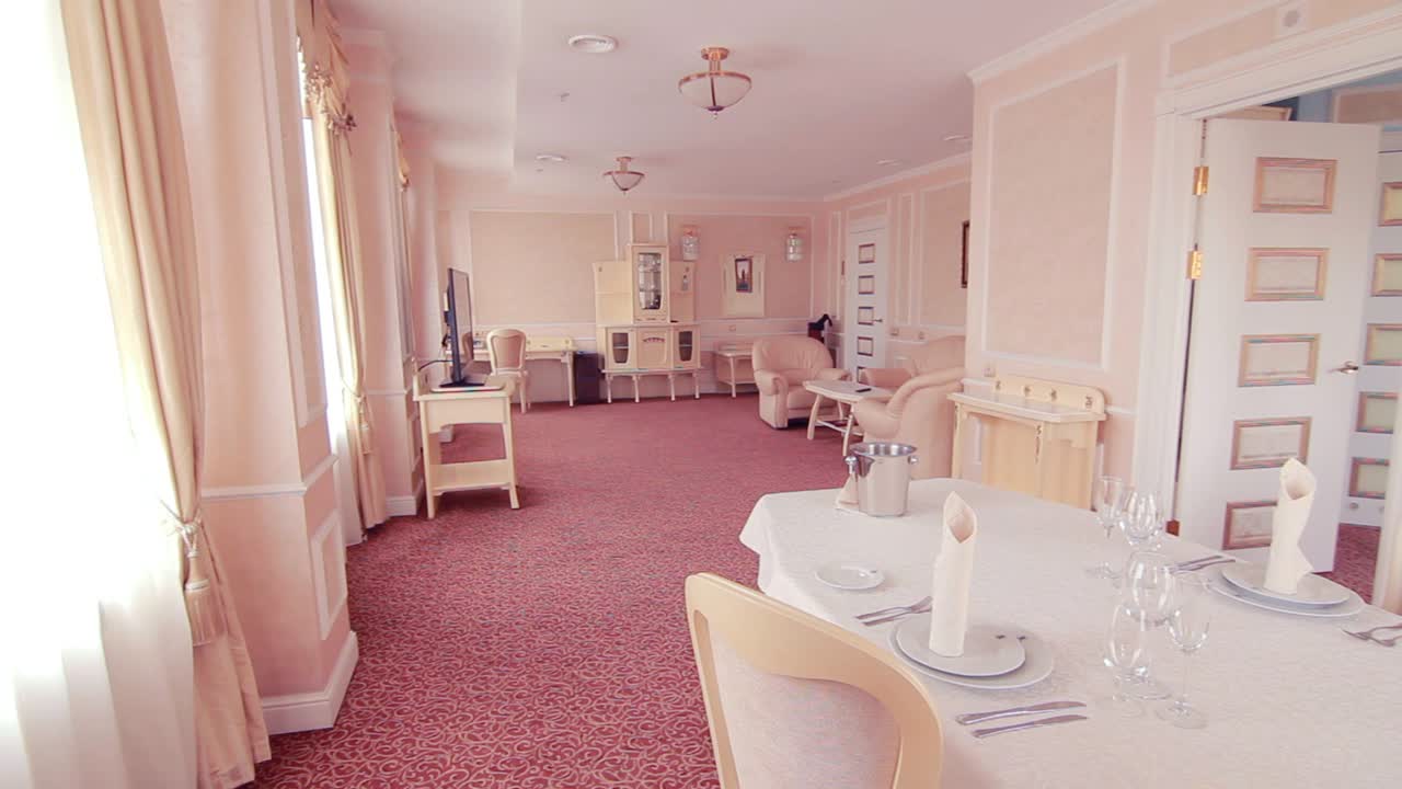 거실 럭셔리 호텔에서 저녁 식사 테이블. 객실 호텔에서 저녁 식사 테이블을 제공