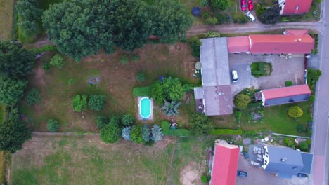 Vida-En-El-Campo,-Piscina,-Jardín-Impresionante-Vista-Aérea-Vuelo-A-Vista-De-Pájaro-Imágenes-De-Drones-En-El-Pueblo-Rural-Hainichen-En-Europa-Sajonia-Anhalt,-Verano-De-2022