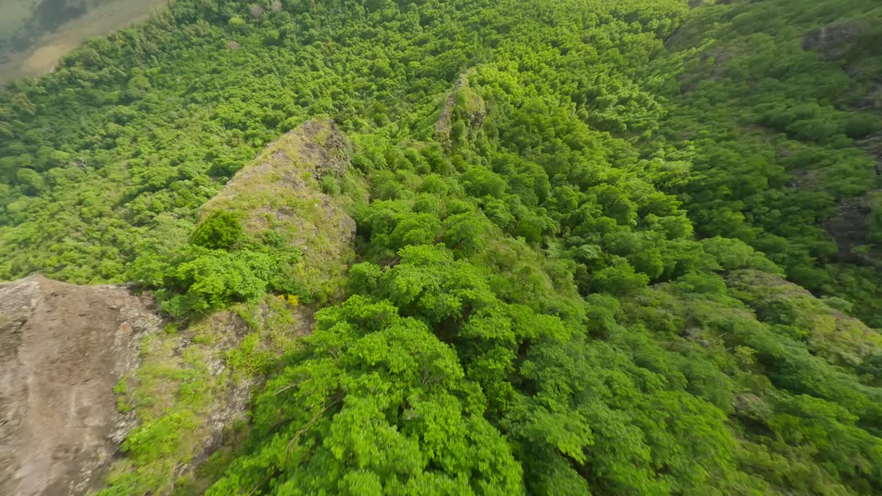 drone volando cerca de las rocas hacia la laguna en le morne brabant, mauricio