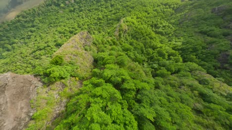 drone volando cerca de las rocas hacia la laguna en le morne brabant, mauricio