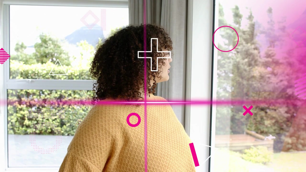 Una donna vicino a una porta a vetri si gira per osservare il panorama, con sovrapposizioni rosa scorrevoli che lasciano i designer a bocca aperta.