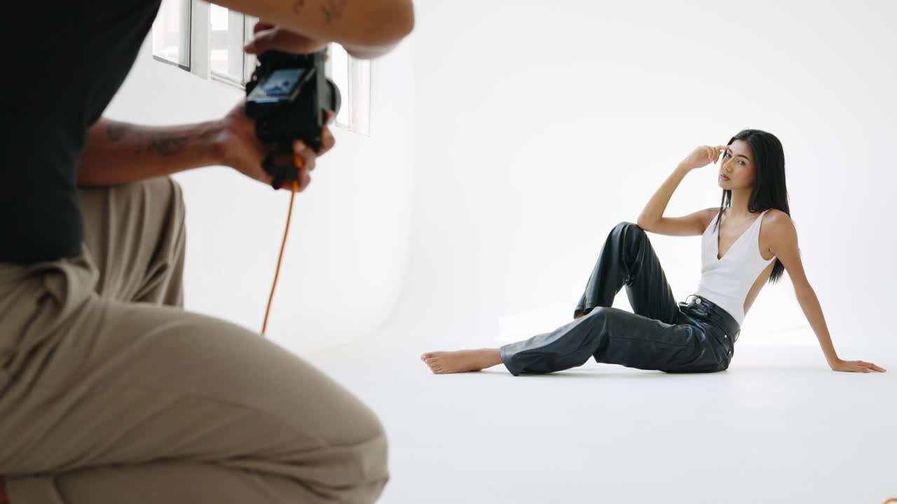 스튜디오에서 패션 사진 촬영 세션