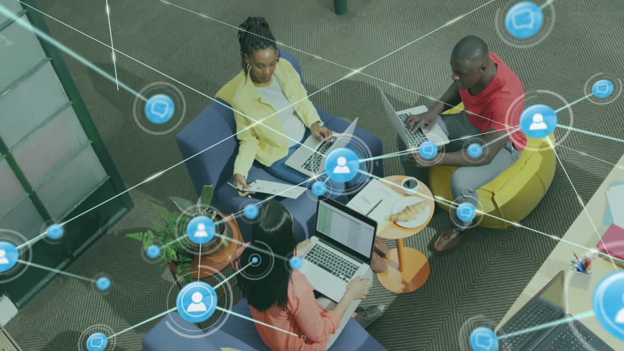 사무실에서 노트북을 사용하는 다양한 동료에 대한 아이콘과 연결 네트워크의 애니메이션