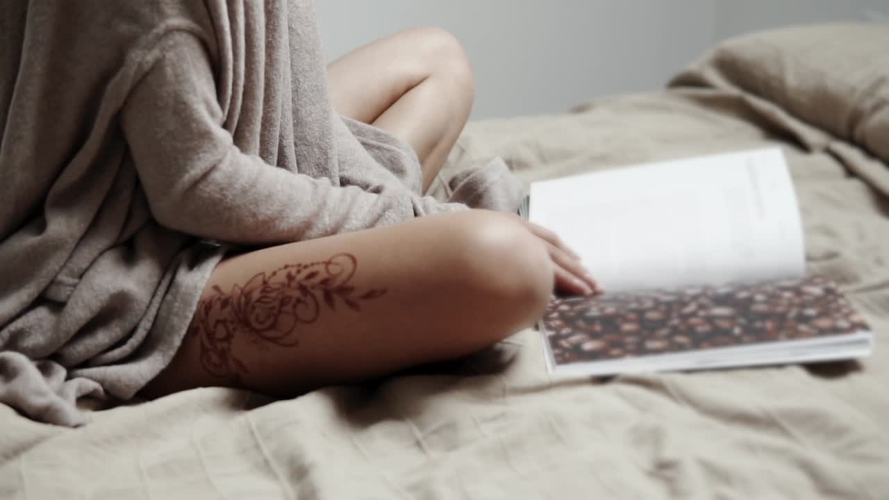 침대에서 잡지를 읽는 여자