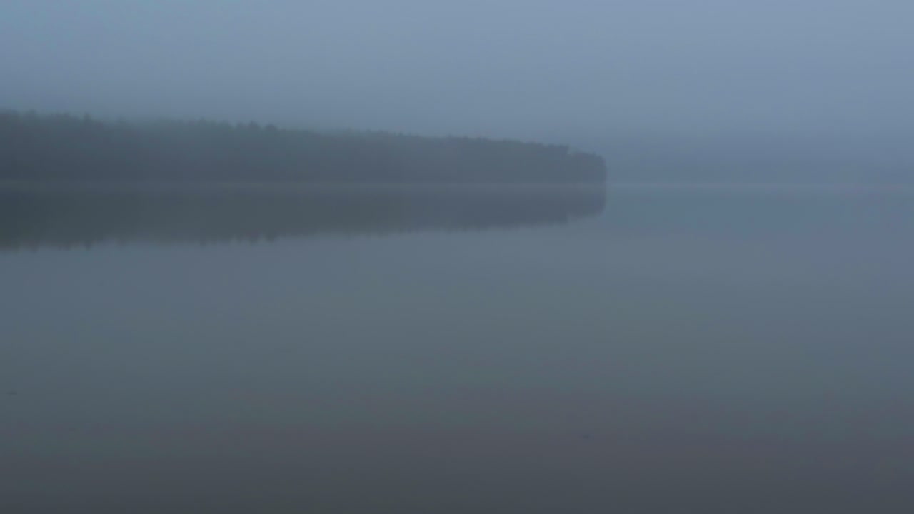 고 아름답고 신비로운 초봄의 날, 순수한 산의 호수 위에서.