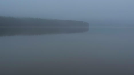 Brumoso,-Hermoso-Y-Misterioso-Día-De-Principios-De-Primavera-En-Un-Prístino-Lago-De-Montaña