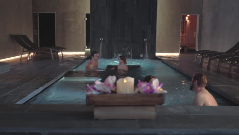 parejas descansando en la piscina de un balneario