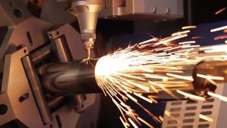 corte con láser y gas de metal, tecnología industrial moderna.