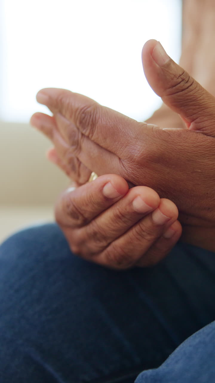 Primo piano di una persona che si sfrega le mani