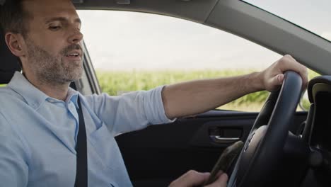 Hombre-Caucásico-De-Mediana-Edad-Conduciendo-Un-Coche-Y-Usando-El-Teléfono-Al-Mismo-Tiempo.