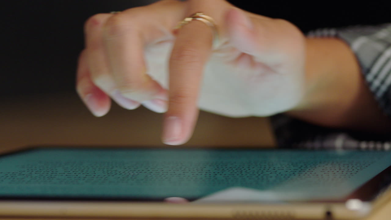 디지털 태블릿 컴퓨터를 사용하는 비즈니스 여성이 모바일 터치 스크린 장치 화면에서 기업 마케팅 연구 프로젝트 문서를 탐색하고 있습니다.