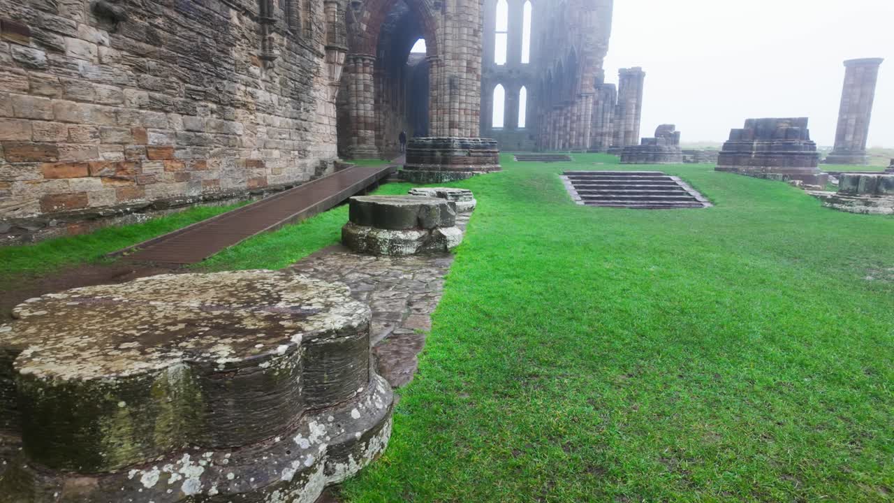 휘트비 (whitby) 사원은 현재 폐허가 되어 있으며, 공식적으로는 베네도회 사원이며, 잉글랜드 동부 해안에 있는 바다를 내려다 볼 수 있는 곳에 위치해 있다.