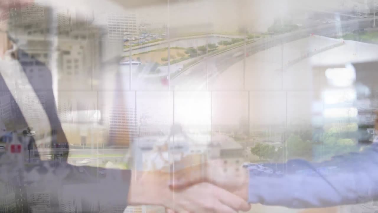 비즈니스맨과 비즈니스맨의 중간 섹션의 디지털 구성 도시 풍경에 손을 흔들고