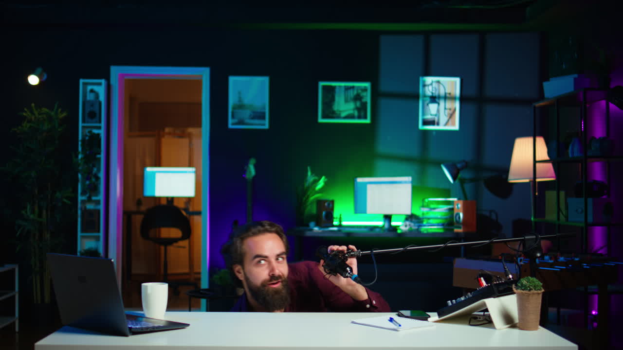 estrella de internet juguetona usando el micrófono para filmar vlog