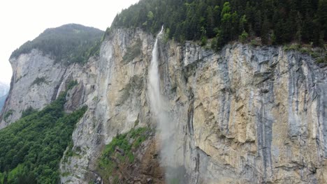 elegancia alpina: un viaje cinematográfico a través de lauterbrunnen, suiza