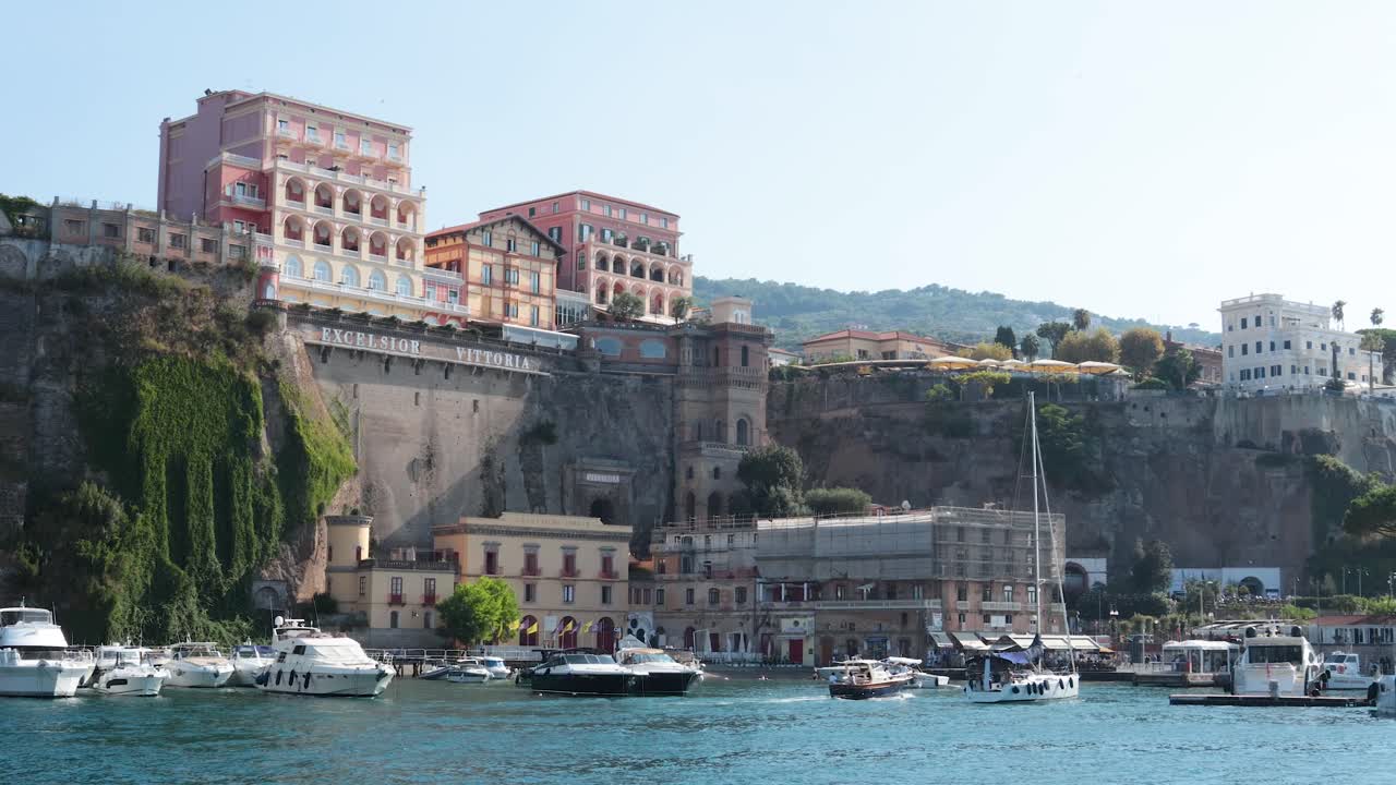 절벽 과 역사적 인 건물 근처 에 정박 한 배 들