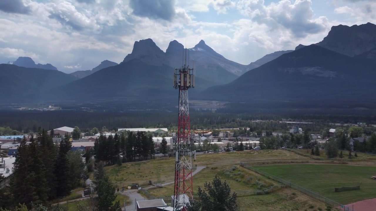 Zendmast in bergstadje, breed cirkelend, luchtbeeld, drone