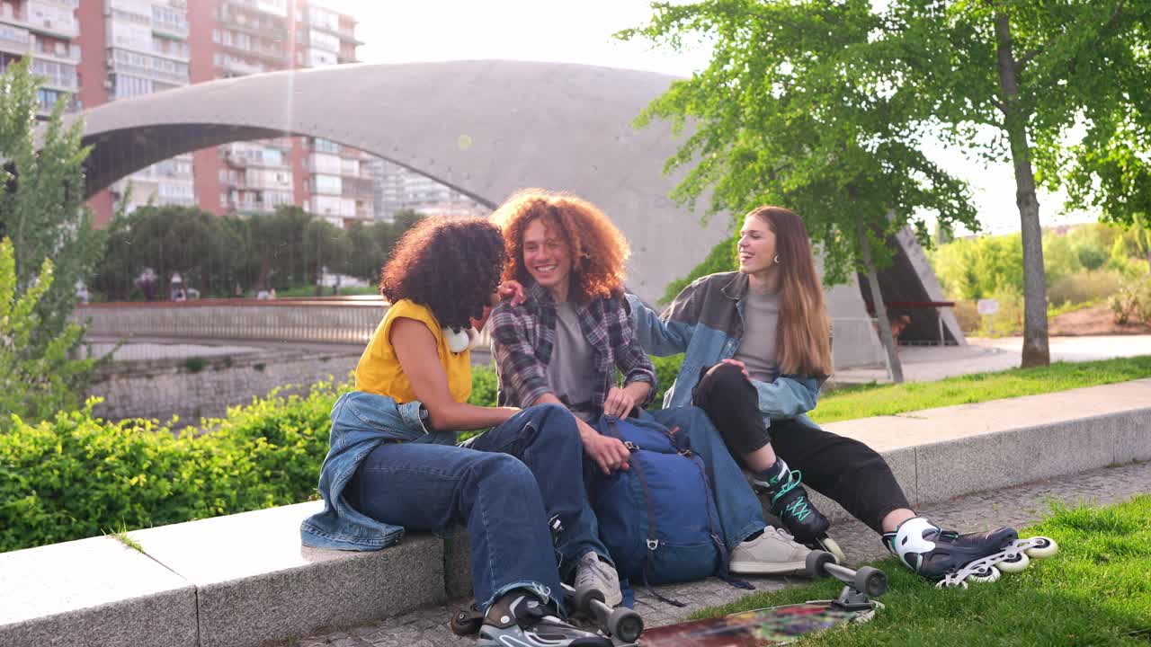 Gruppo di amici che si godono del tempo insieme all'aperto