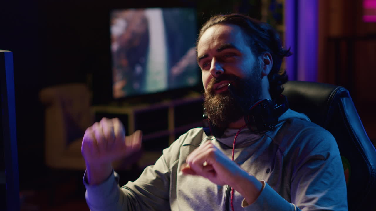 jugador profesional streaming juego multijugador mientras discute sus estrategias con los fans