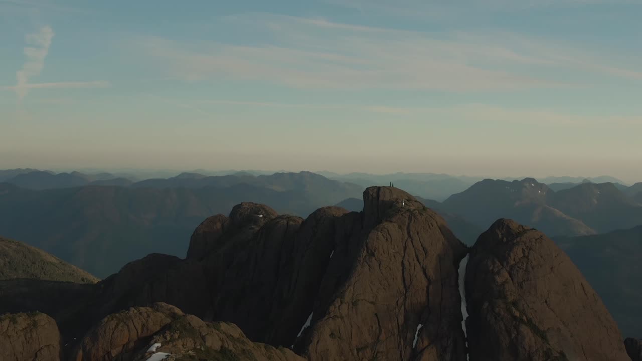 활기찬 여름 일몰 동안 캐나다 산 풍경의 아름다운 공중 전망