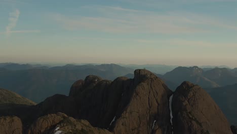 Schöne-Luftaufnahme-Der-Kanadischen-Berglandschaft-Während-Eines-Lebendigen-Sommersonnenuntergangs